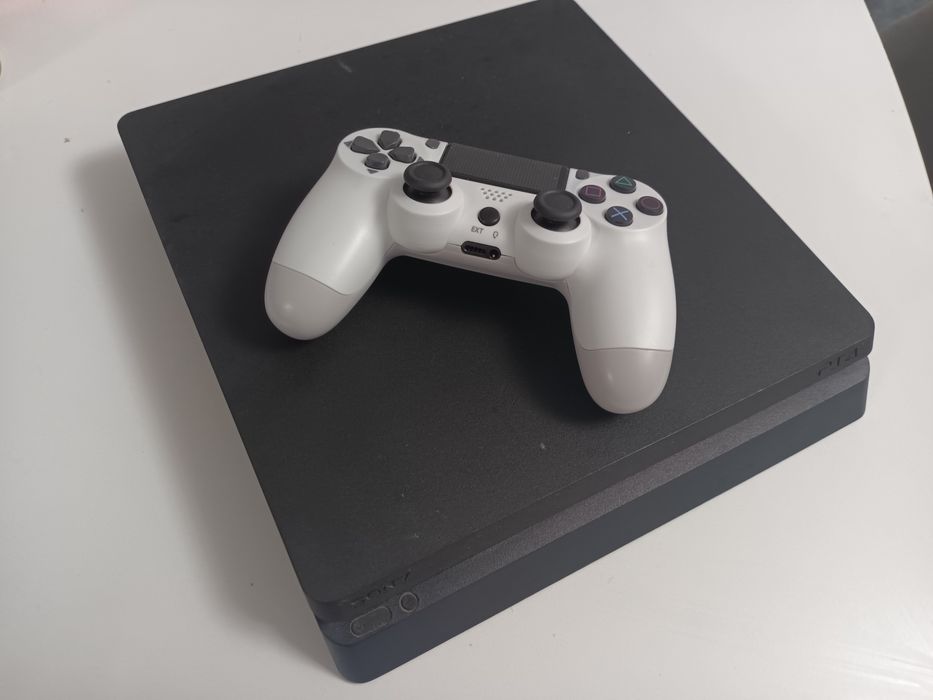 Vând PS4 / PlayStation 4 slim modat