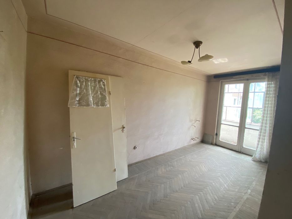 Vând apartament cu 3 camere vis a vis de KFC