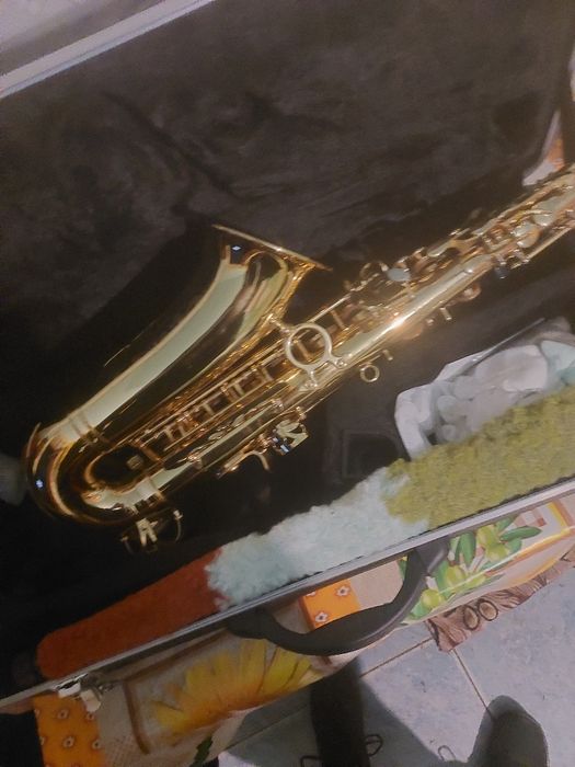 Vând urgent saxofon alto