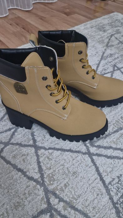 Продам весенние ботиночки