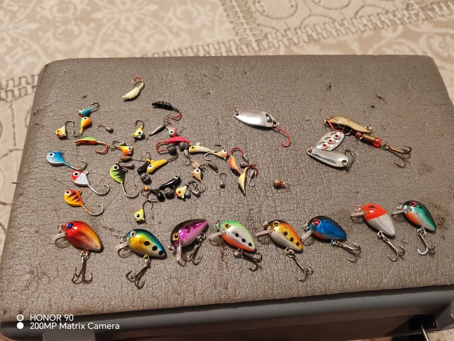 Продам рыбаловные снасти зимней