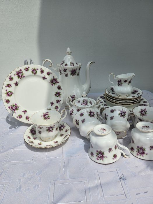 Royal Albert Sweet Violets (сладки теменужки)