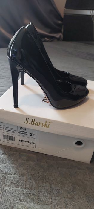 Черни обувки с висок ток