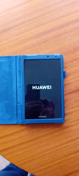Продавам таблет HUAWEI 8инча.