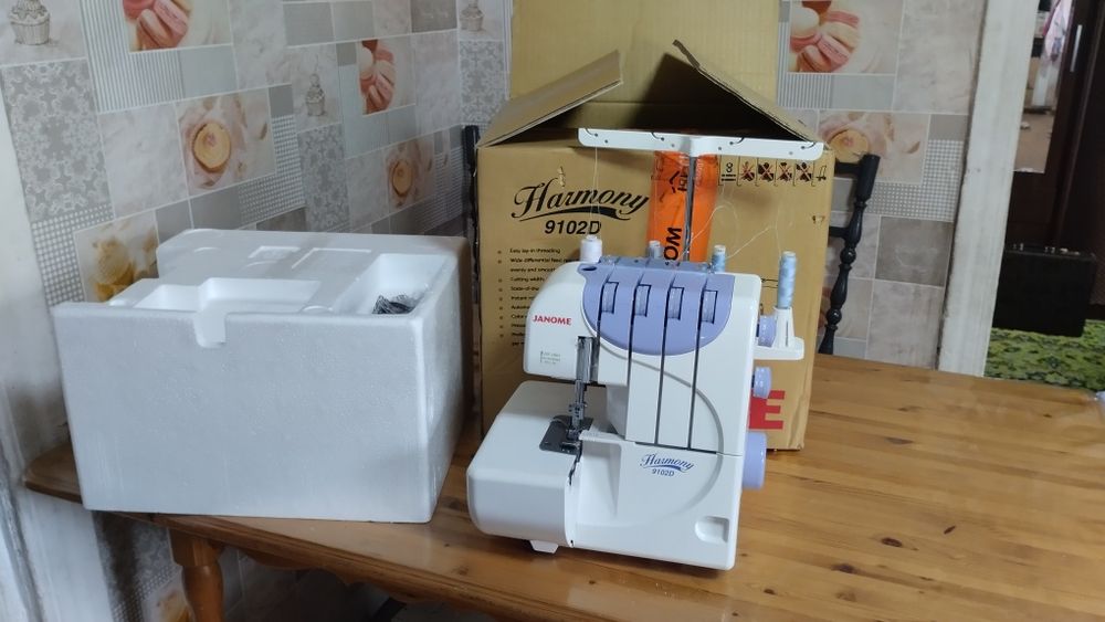 Продам оверлок Janome