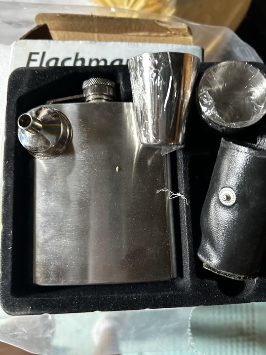 Комплект плоско шише за алкохол с чашки