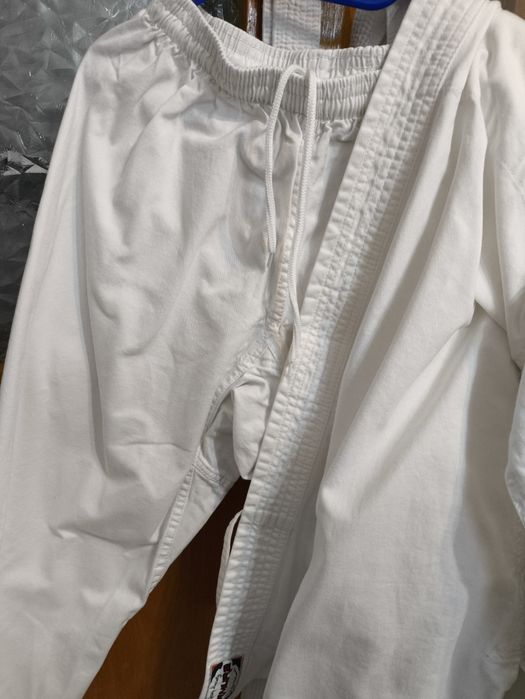 Vând kimono karate mărimea 160