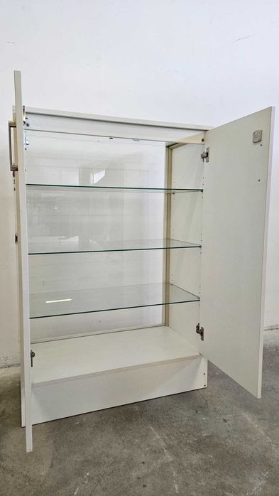 Витрина със стъклени рафтове