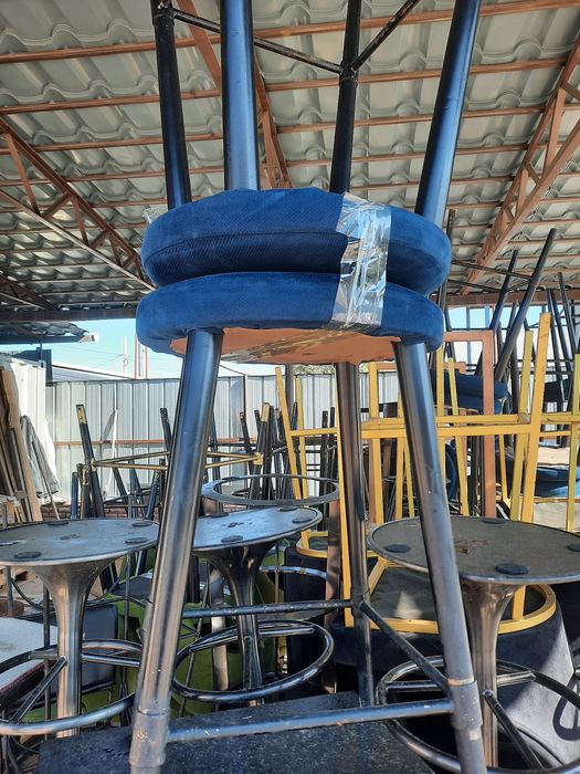 Стулья, столы для бара.
