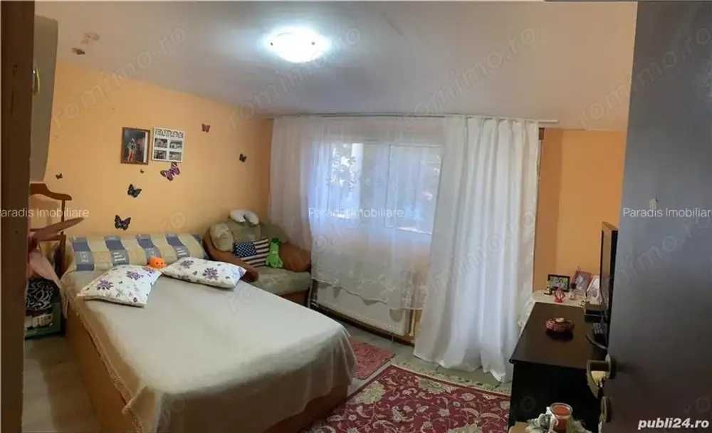 De vanzare casa 3 camere zona Damaroaia 2 bai, balcon deschis