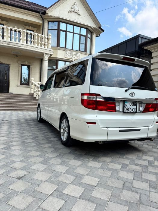Toyota Alphard в идеальном состоянии.