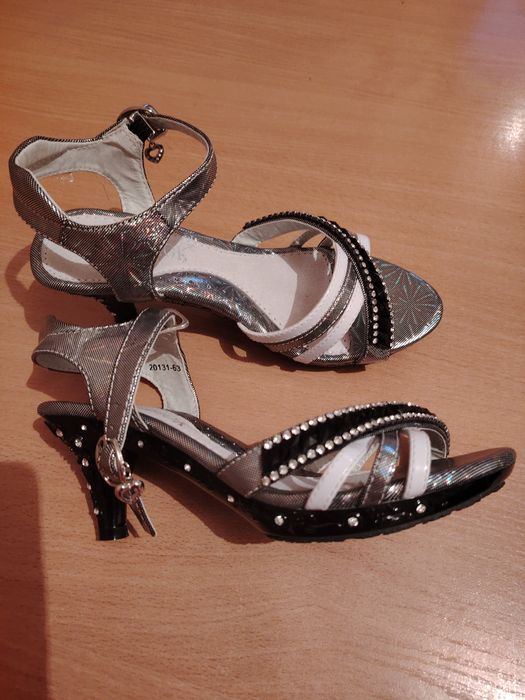 Продам Босоножки