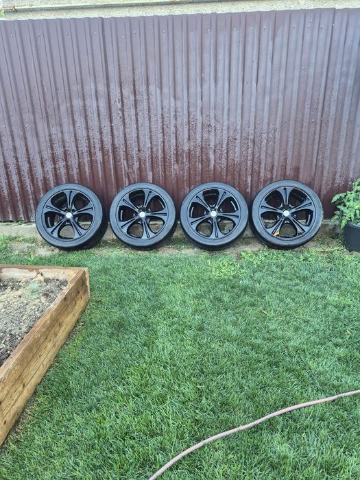 Jante negre de 20 inch cu anvelope de 275/40 r20