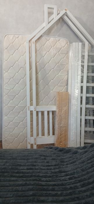 Продам детскую кровать домик