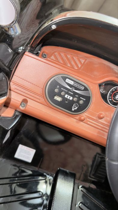 Игрушечная машина с пультом