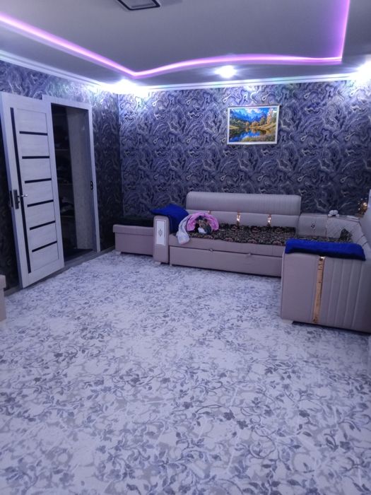 Сзади ЦУМа коттедж.