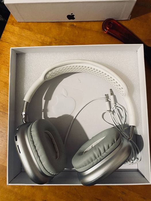 AirPodsMax наушник