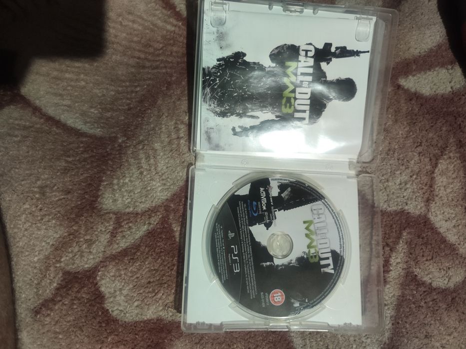 Vând jocuri PS 3 care vine împreună cu maneta