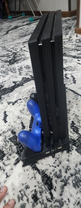 ps4 pro  yangi 6 ta o'yni ham bor 2ta jostik va gilopi ham bor 500$ ga