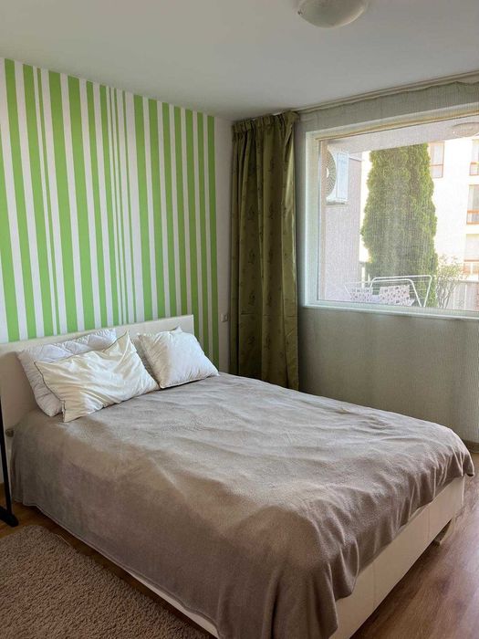 Тристаен апартамент с английски двор