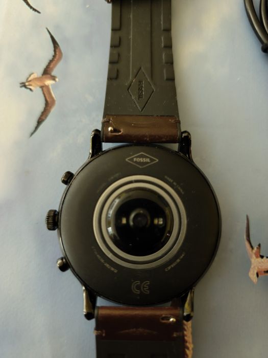 Продавам Смарт часовник Fossil ,в много добро състояние и чисто ново зарядно!!