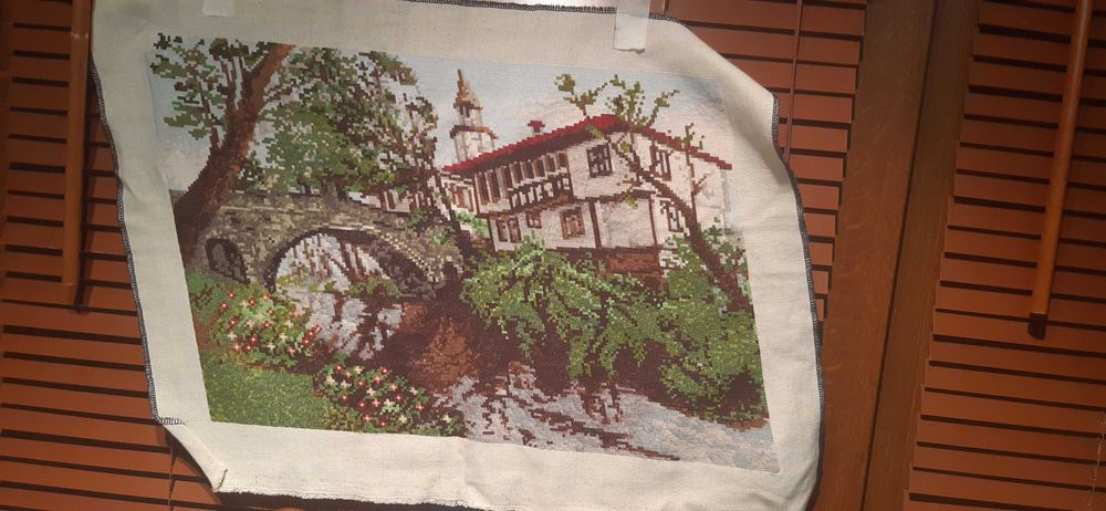 Гоблени, ушити и рамкирани.