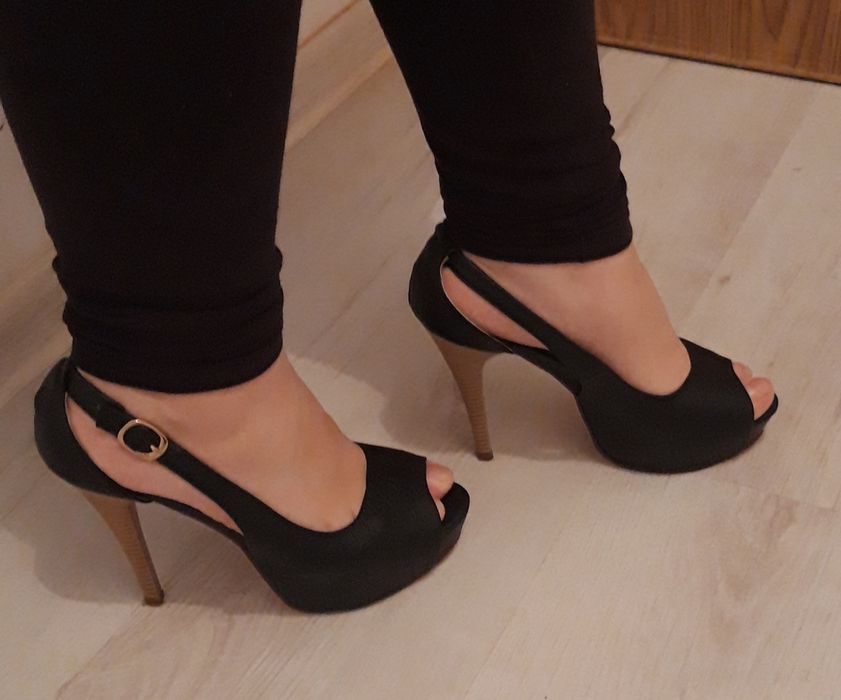 Сандали на висок ток