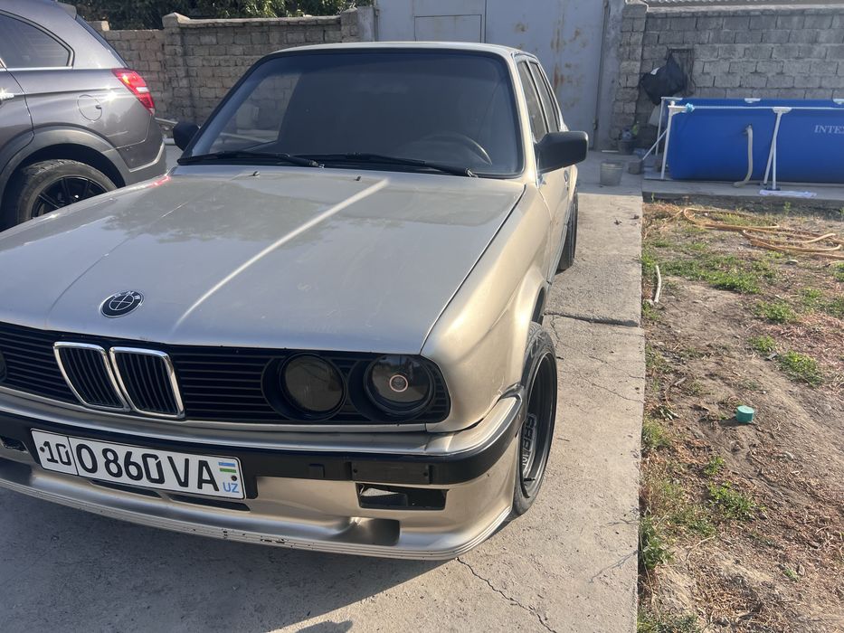 BMW E30.