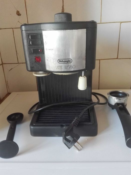 Кафемашина Delonghi  , чаени лъжички и щипка за скара.