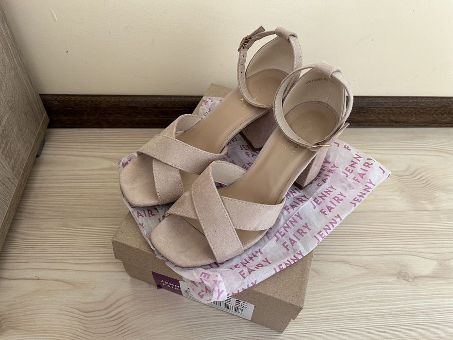 Дамски велурени сандали