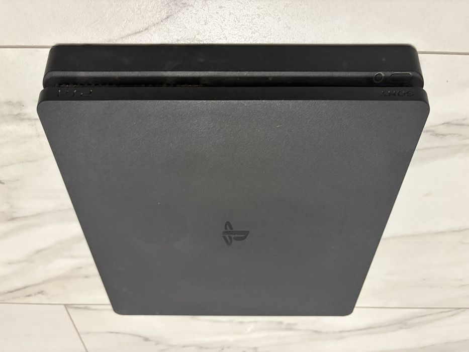 Продавам PS4 slim, мишка и клавиатура, mousepad ,слушалки и контролер.