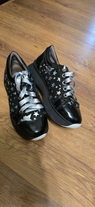 Дамски сникърси , естествена кожа с камъни / звезди