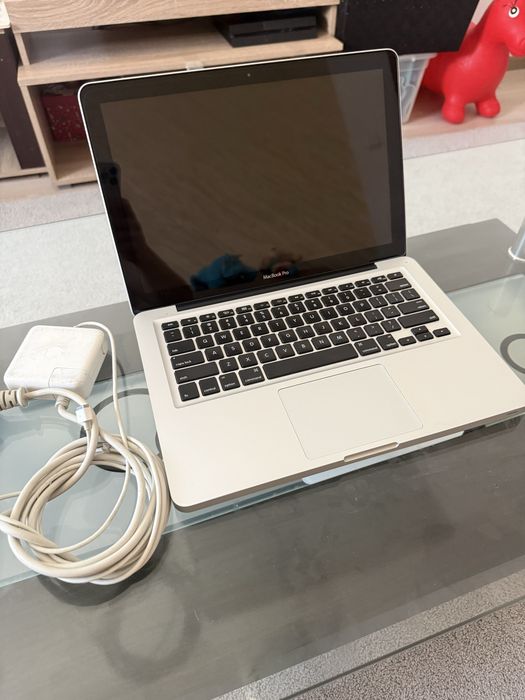 MakBook Pro i5 750 GB