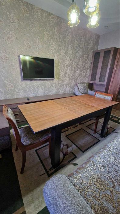 стол со стульями гостинный
