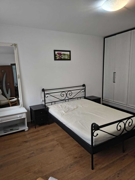 Inchiriez apartament la curte cu Dormitor+CameraZi ULTRACENTRAL