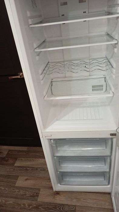 Продам отличный холодильник.Доставка.