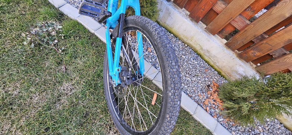 Bicicletă Dirt / Street 26” cu frână pe disc – ideală pentru trick-uri