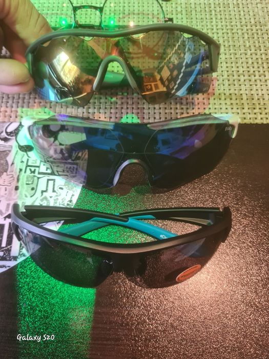 Продавам слънчеви очила.