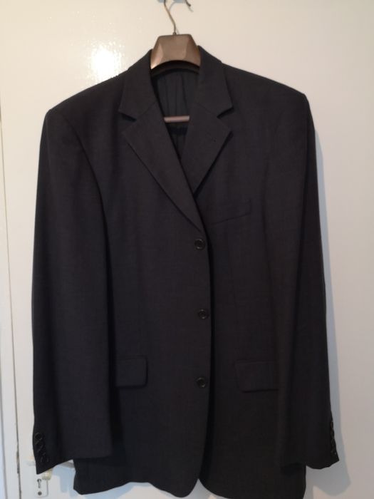 Vând costum mărimea 54 marca BOSS