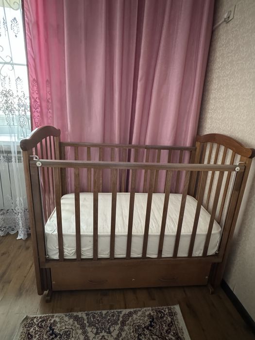 Продам колыбельную кроватку