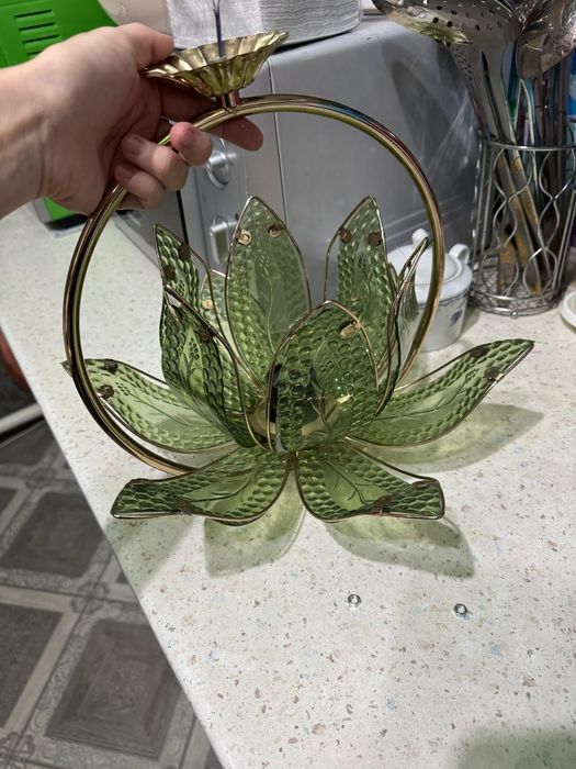 Продоется люстра.