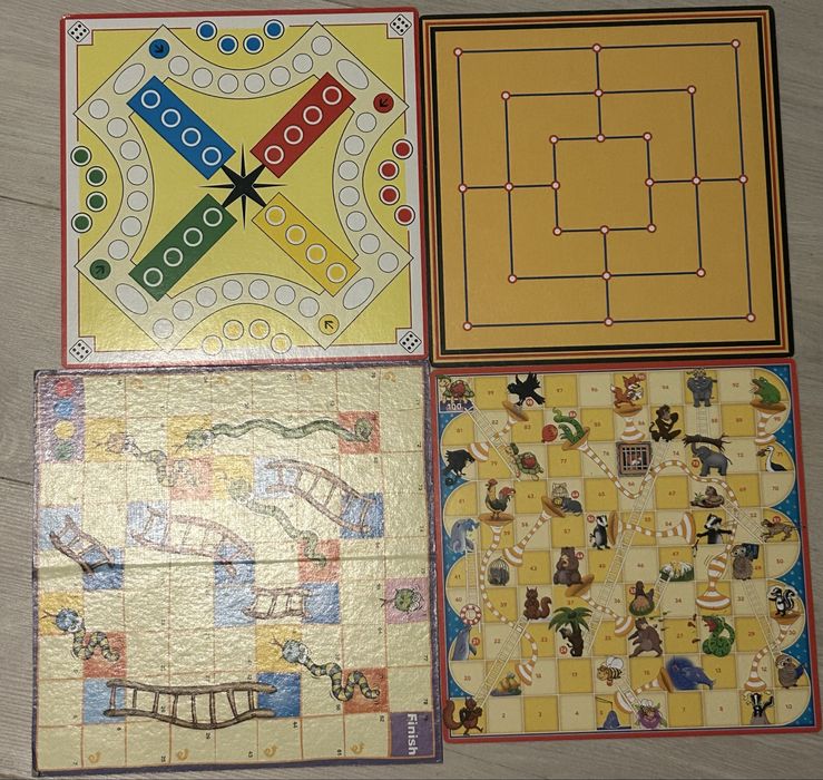 Vand doua cuti cu jocuri de societate