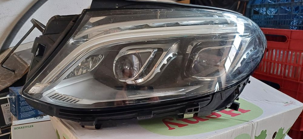 Adidași Jordan, far Mercedez Benz si capace  R15 Wolksvagen