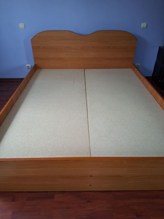 Vand doua paturi cu saltea doua persoane