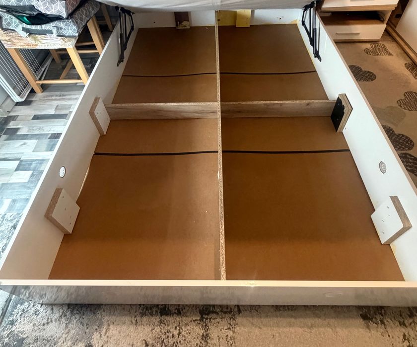 Спалня- с бяла кожа и бял гланц  -140/200 с нов матрак TED silver care + подарък топ матрак