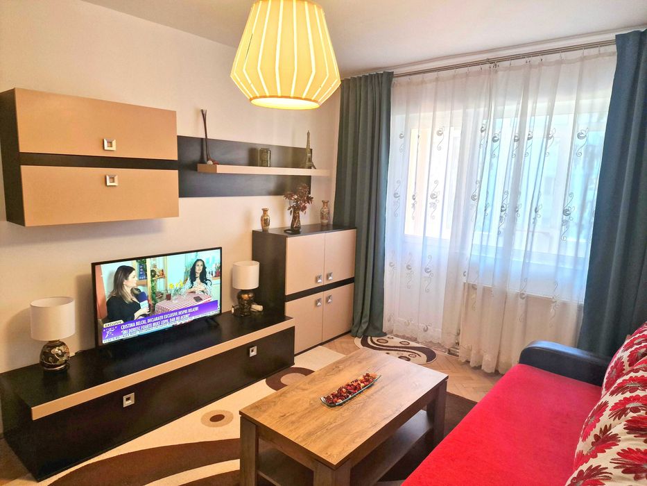 Inchiriez apt. 2 camere et. 1 central. Renovat și modern.