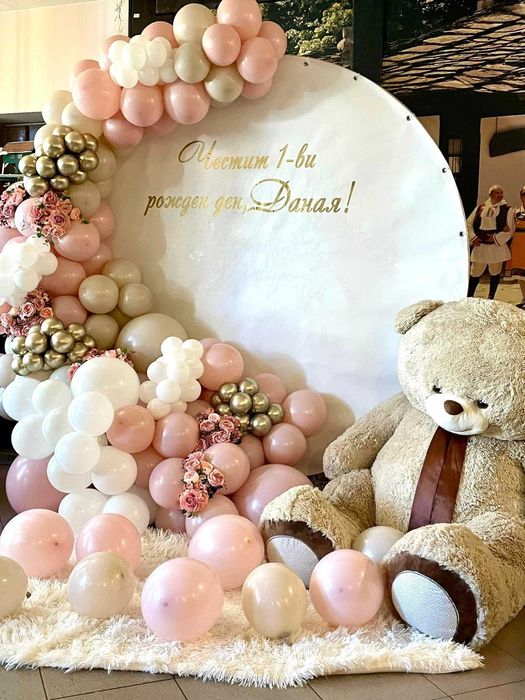 Украса с балони за бебешка погача