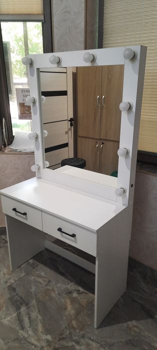 Трьюмо зеркало с лампами  80 см на скидке 90 $