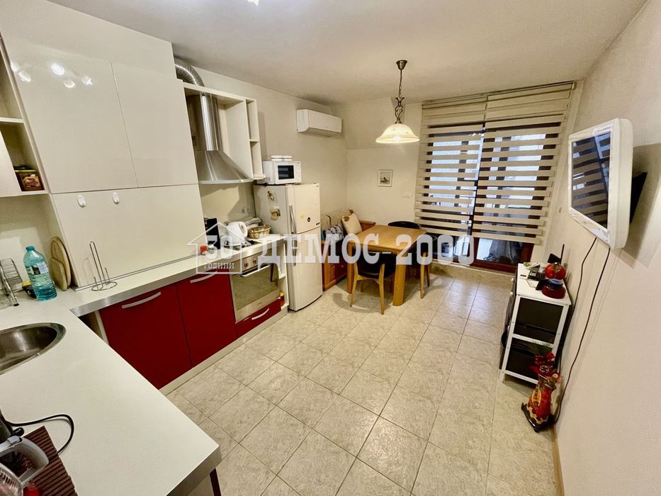 Напълно обзаведен тристаен апартамент с ПАРКОМЯСТО в района на ОКРБ