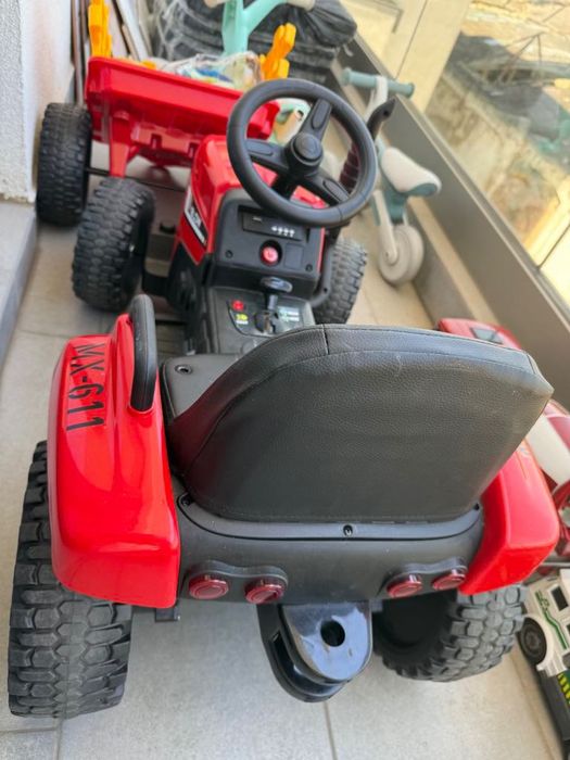 Tractoras de plimbat copiii, cu remorca